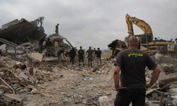 Lübnan'ın güneyinde 13 ceset enkazdan çıkarıldı