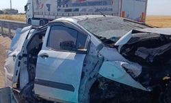 Mardin'de hafif ticari araç bariyerlere çarptı