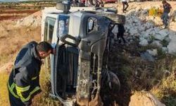 Mardin'de Kızılay kamyoneti şarampole yuvarlandı: 1'i doktor 4 yaralı