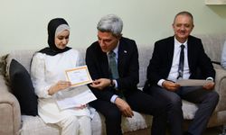 Özel eğitim öğrencisinin karnesi evinde teslim edildi