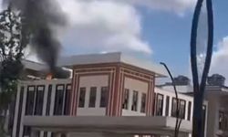 İnşaatı devam eden hükumet konağının çatısında yangın