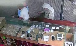 Şanlıurfa'da dana kuyumcuya girdi: Müşteriyi sürükleyip yaraladı