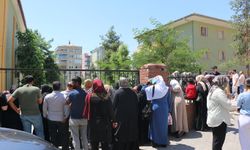 Şanlıurfa’da LGS heyecanı: Öğrenciler içeride, veliler dışarıda ter döktü