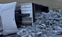 Siirt-Eruh karayolunda tır devrildi: Sürücü ağır yaralandı