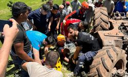 Siirt'te devrilen traktörün altında kalan sürücü yaralandı