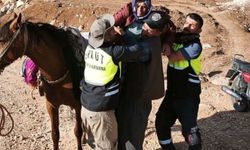 Siirt’te kalp krizi geçiren kadın katır sırtında ambulansa ulaştırıldı