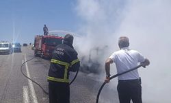 Siirt'te seyir halindeki araç alevlere teslim oldu