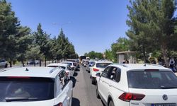Dicle Üniversitesi yerleşkesinde trafik çilesi: Adaylar ve veliler saatlerce çıkış bekledi