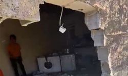 Freni boşalan traktör eve daldı