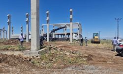 Diyarbakır’da işçiler beton duvarın altında kaldı: 1 ölü, 1 yaralı