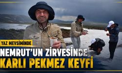 Yaz mevsiminde Nemrut'un zirvesinde karlı pekmez keyfi