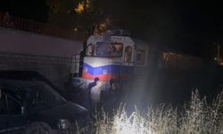 Yük treni hafif ticari aracı 120 metre sürükledi: 2 yaralı