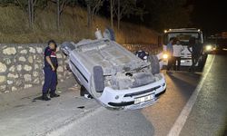 Adıyaman'da otomobil istinat duvarına çarparak takla attı: 2 yaralı