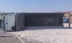 Çınar'da çakıl yüklü kamyon devrildi: Sürücü yaralandı