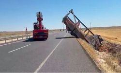 Karpuz yüklü kamyon şarampole devrildi: 2 yaralı