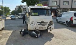 Şehir içi minibüsü ile motosikletin çarpıştığı kazada 1 kişi yaralandı