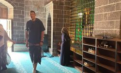 Diyarbakır'da Fransız ziyaretçiden cami adabı hassasiyeti: Peki ya yerli ziyaretçiler?