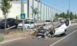 Diyarbakır'da refüje çıkan otomobil takla attı: Bir yaralı