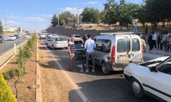 Diyarbakır-Mardin yolunda 4 araç birbirine girdi
