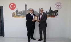 Diyarbakır Sağlık Müdürü'nden Uzm. Dr. Fırat Köse'ye plaket