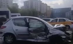Diyarbakır'da iki otomobil çarpıştı: 3 yaralı