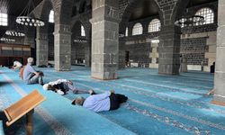 Diyarbakır'da termometreler 40 dereceyi gösterdi; Halk camilere koştu