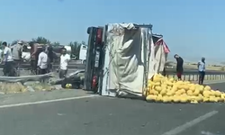 Diyarbakır-Ergani karayolunda kavun yüklü kamyon devrildi