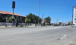 Elazığ'da kavurucu sıcaklardan dolayı cadde ve sokaklar boş kaldı