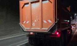 Erkenek Tüneli'nde otomobil kamyona çarptı: 1 yaralı