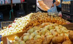 "Soğan ekmek" lüks oldu: Diyarbakır'da soğanın kilosu 70 TL