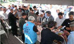 Malatya'da cuma namazı sonrası halka aşure ikramı