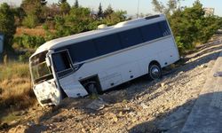 Malatya’da servis aracı şarampole devrildi: 5 yaralı