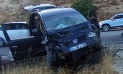 Mardin'de iki otomobil çarpıştı: 9 yaralı