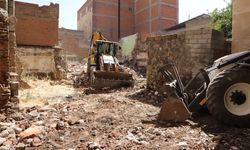 Diyarbakır'da yıllarca beklenen yıkım: Mahalleli geç kalan çalışmalara tepkili