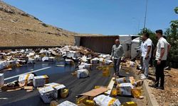 Şanlıurfa'da devrilen tırdaki yağ bidonları yola savruldu