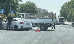 Diyarbakır Toptancılar Sitesi Kavşağı'nda maddi hasarlı kaza