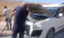 Siirt'te seyir halindeki araç alev alev yandı