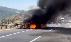 Diyarbakır'da seyir halindeki araç alev topuna döndü