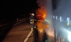 Van'da seyir halindeki tırın lastikleri alev aldı
