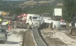 Yakıt tankeri devrildi, kara yolunda ulaşım aksadı