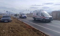 Gaziantep'te 2 otomobil kavşakta çarpıştı