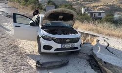 Adıyaman'da heyelanlı yolda kaza: Otomobil yükselen asfalta çarptı