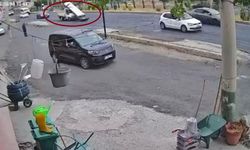 Ani fren yapan kamyonetteki demirler yola savruldu