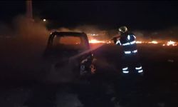 Boş arazide çıkan yangında hafif ticari araç kullanılamaz hale geldi