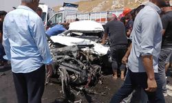 Kazada tır ile otomobil çarpıştı: Sürücü araçta sıkıştı