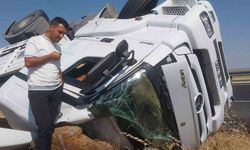 Şanlıurfa'da mobilya yüklü tır devrildi