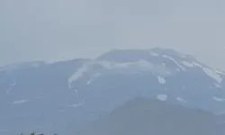 Ağustosun son gününde Süphan Dağı'na kar yağdı