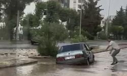 Asfalt çöktü, otomobil oluşan çukura düştü