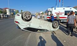 Bingöl'de çarpışan otomobillerden biri ters döndü: 3 kişi yaralandı
