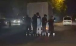 Diyarbakır'da canlarını hiçe saydılar, pikabın arkasına tutundular